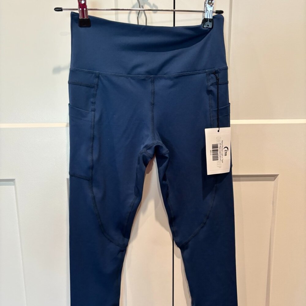 Zyia Active Light n Tight Hi-Rise Capri (20”) in navy with side pockets, size 4